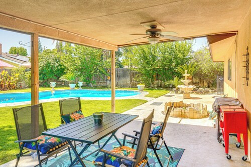 7 Mi to Dtwn: Poolside Paradise in Bakersfield!