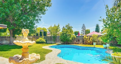 7 Mi to Dtwn: Poolside Paradise in Bakersfield!