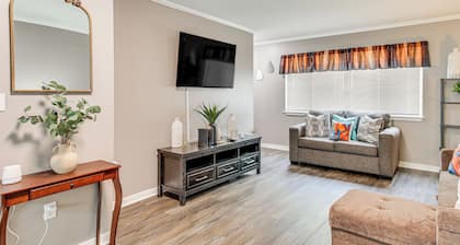 2 Mi to SC State & Claflin: Townhome w/ Patio!