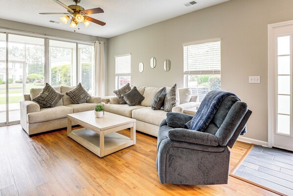 Apartment (3 Bedrooms) | Front of property - < 1 Mi to Legends Golf Resort: Condo w/ Pool! (Myrtle Beach)