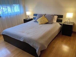 2 habitaciones, tabla de planchar con plancha, wifi y ropa de cama