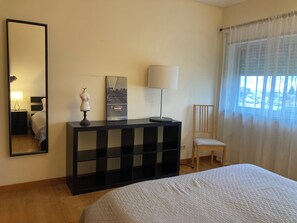 2 chambres, fer et planche à repasser, Wi-Fi, draps fournis