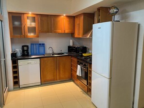 Microondas, horno, parrilla de estufa y lavavajillas