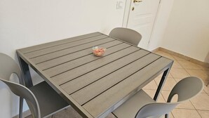 Un petit coin repas avec une table et quatre chaises.