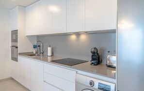 Køleskab, mikrobølgeovn, ovn, kogeplade