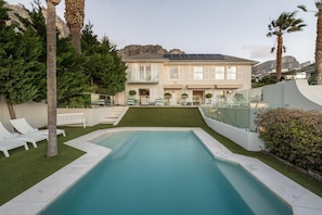 Desk, Internet - Incredible 6bed w Pool in Camps Bay Villa Galazzio (Cape Town)