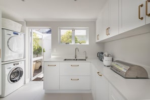 Desk, Internet - Incredible 6bed w Pool in Camps Bay Villa Galazzio (Cape Town)