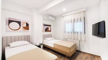 Espacio para trabajar con laptop y tabla de planchar con plancha