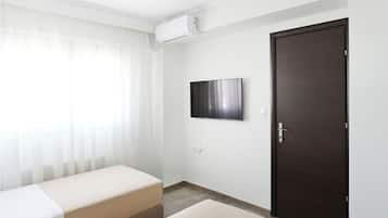 Deluxe Apartment, Balcony | Laptop workspace, iron/ironing board, free WiFi