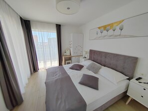 4 bedrooms, iron/ironing board, WiFi, bed sheets