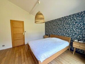 4 bedrooms, iron/ironing board, WiFi, bed sheets