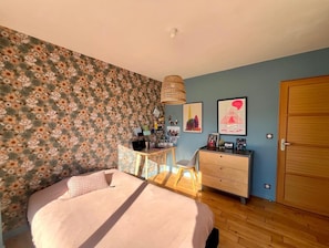 4 slaapkamers, een strijkplank/strijkijzer, wifi, beddengoed