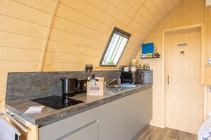 Micro-ondes, batterie de cuisine, vaisselle et ustensiles