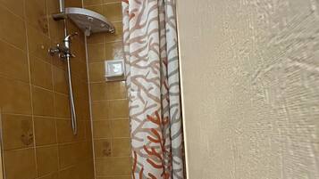 Een haardroger, toiletpapier