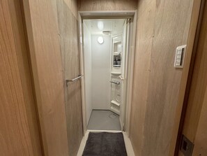 Regadera, secadora de cabello, pantuflas, bidet electrónico