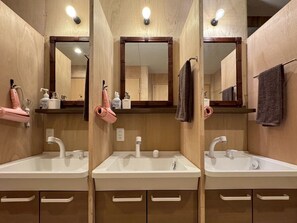 Pancuran mandi, pengering rambut, selipar, bidet elektronik 