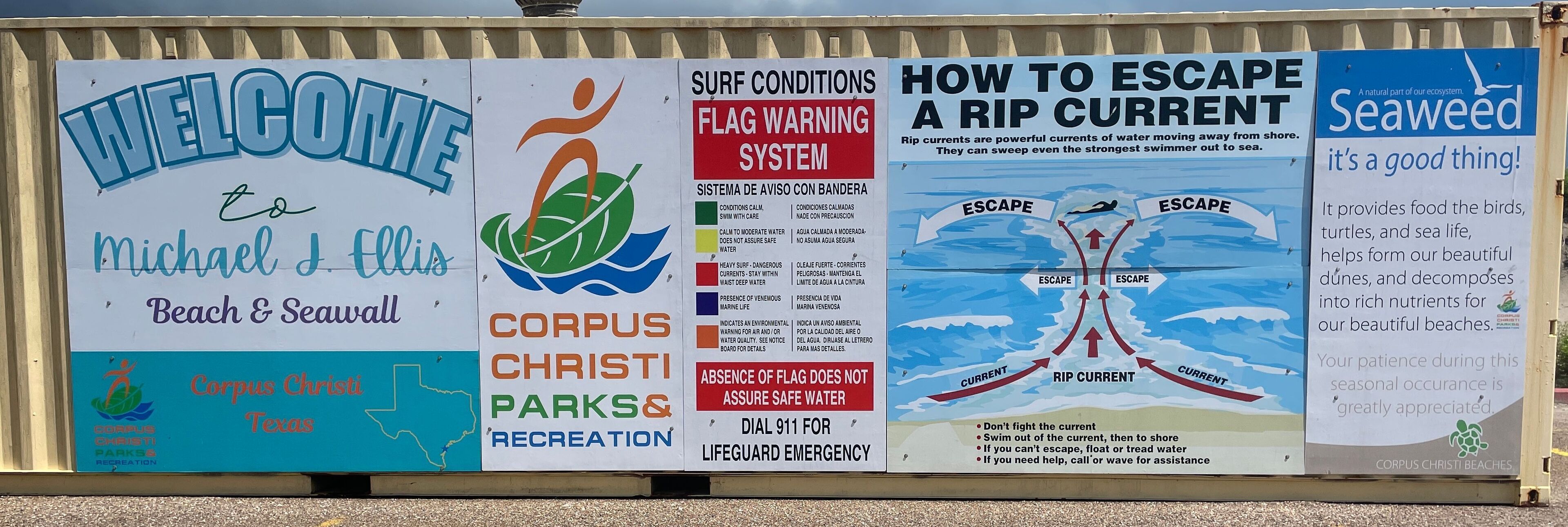Varias señales informativas sobre seguridad en la playa y conciencia ambiental.