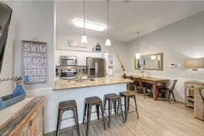 Réfrigérateur, four à micro-ondes, un four, surface de cuisson