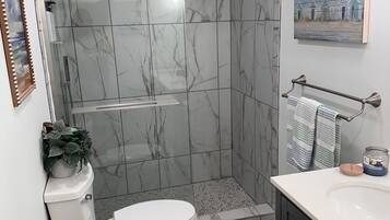 Dusche, Haartrockner, Handtücher, Seife