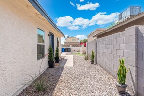 Property grounds - Button Bungalow, Spring Fun & Golfing, Hot Tub,BBQ (Mesa)