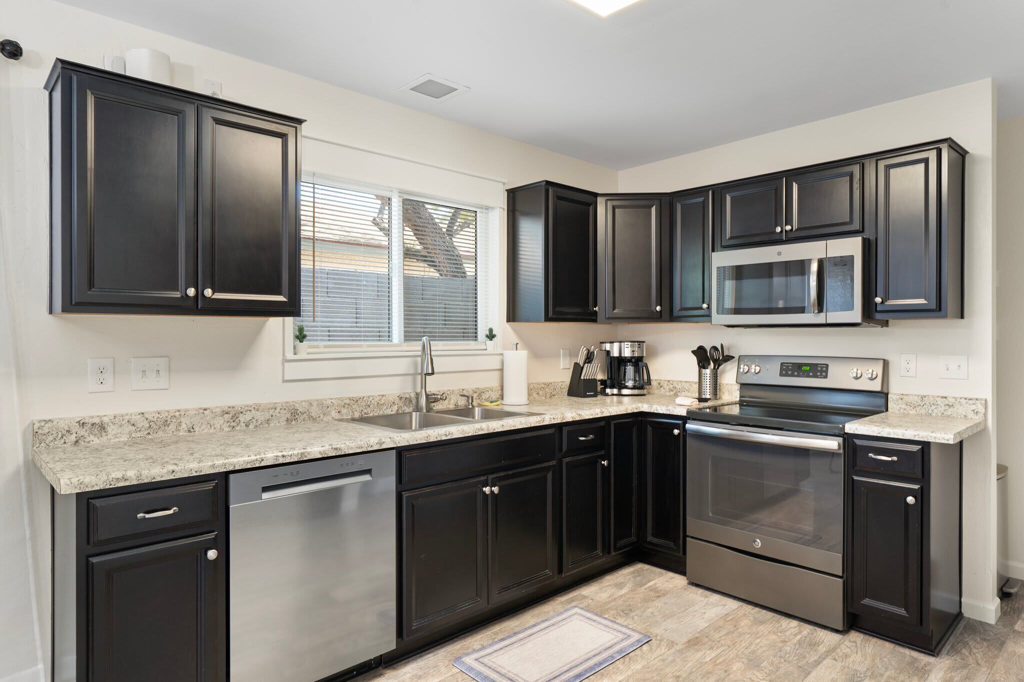 Kjøleskap, mikrobølgeovn, ovn og kokeplater