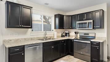 Een koelkast, een magnetron, een oven, een kookplaat