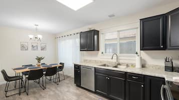 Kjøleskap, mikrobølgeovn, ovn og kokeplater