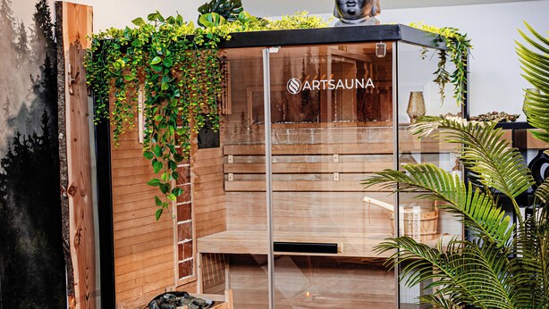 A modern spa room with wooden walls, a glass partition, and a Buddha statue. - Wellness for two (Ahlen)