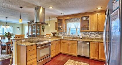 ☀️Walk to Beach🐬Private Deck🌴Comfort Cove🌊Walking Distance to Restaurants