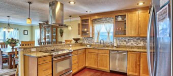 ☀️Walk to Beach🐬Private Deck🌴Comfort Cove🌊Walking Distance to Restaurants