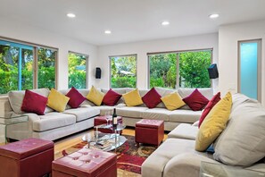 Eldstad och ett bordtennisbord