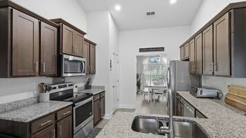 Een koelkast, een magnetron, een oven, een kookplaat