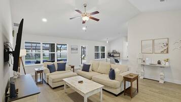 Een televisie en een kantoor