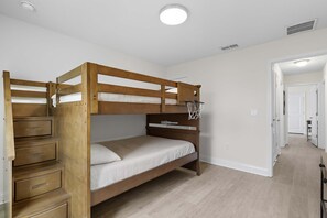 4 habitaciones, tabla de planchar con plancha, cuna de viaje y wifi
