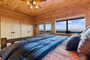 4 bedrooms, desk, iron/ironing board, travel crib