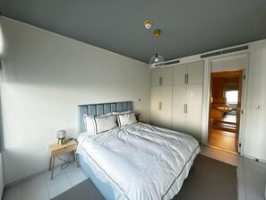 Apartment - Elegant 1-bedroom Apartment With Skyline Views (Dubai)