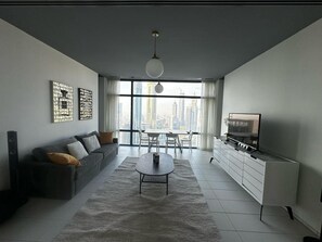 Apartment - Elegant 1-bedroom Apartment With Skyline Views (Dubai)