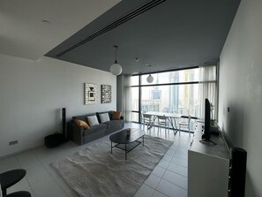 Apartment - Elegant 1-bedroom Apartment With Skyline Views (Dubai)