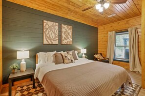 6 Schlafzimmer, Schreibtisch, Bügeleisen/Bügelbrett, Reisekinderbett