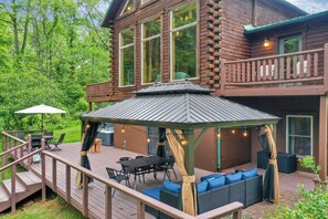 Outdoor dining - Pool • Golf Simulator • Hot Tub • Huge Game Room • Cabin in Hocking Hills (Logan)