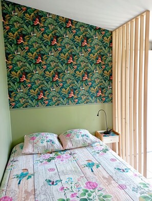 1 bedroom, bed sheets