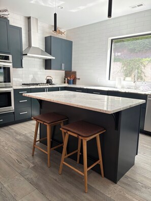 Micro-ondes, four, plaque de cuisson, lave-vaisselle