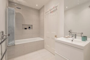 Serviettes fournies, savon, papier toilette