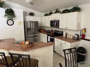 Microwave, stovetop, dishwasher - Charming 4-bedroom villa with WiFi, AC in wonderful Kissimmee (Kissimmee)