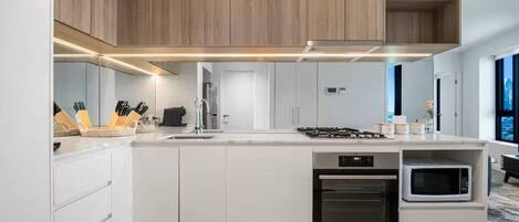 Kühlschrank, Mikrowelle, Ofen, Herdplatte