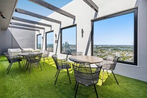 تناول الطعام بالخارج