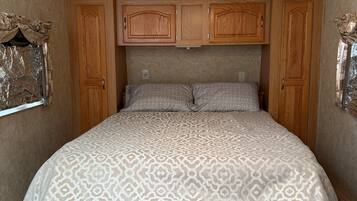 1 bedroom, bed sheets