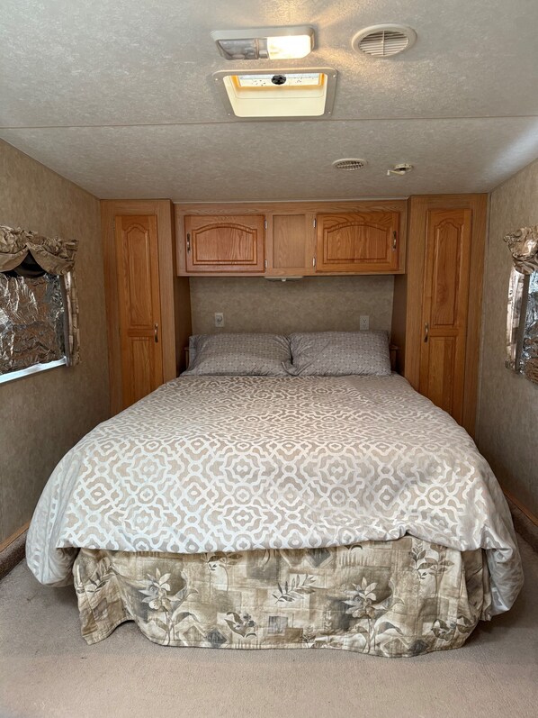 1 bedroom, bed sheets