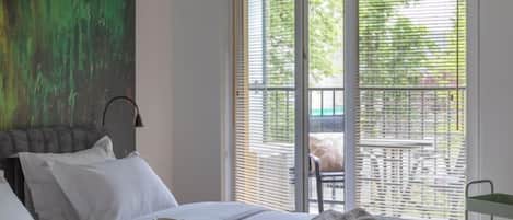 Escritorio y espacio para trabajar con laptop