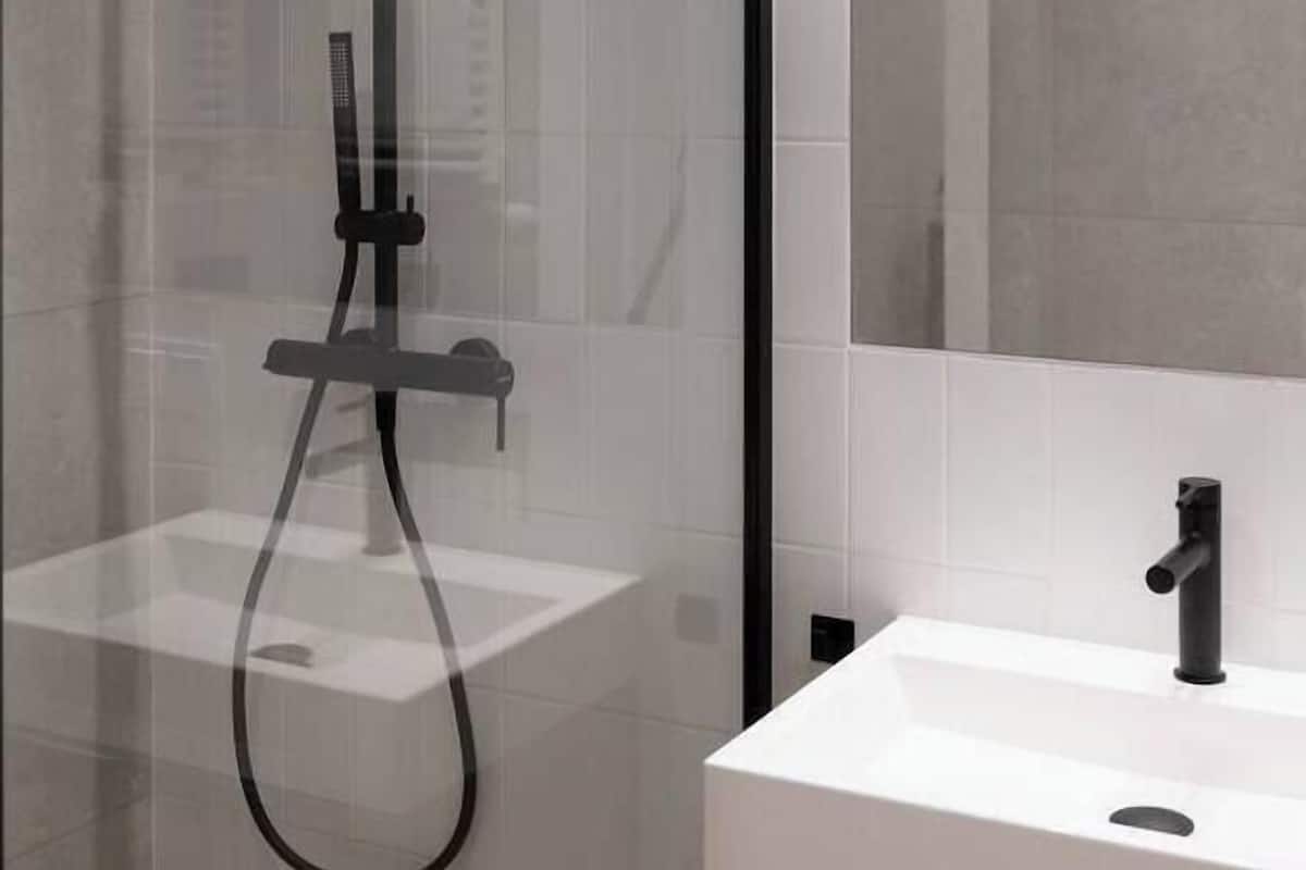Classic Studio Suite | Bathroom | Shower, free toiletries, hair dryer, towels